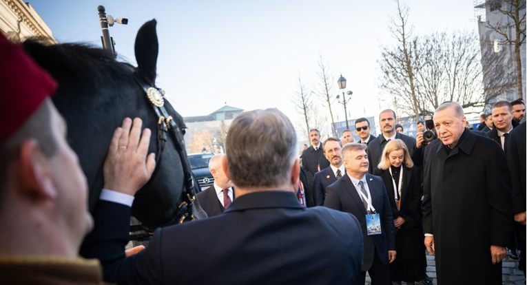 Erdogan došao u Mađarsku, Orban mu poklonio konja