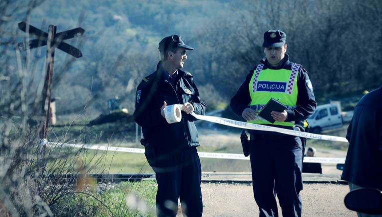 Čovjek poginuo u naletu teretnog vlaka na automobil. Na prijelazu nema rampe