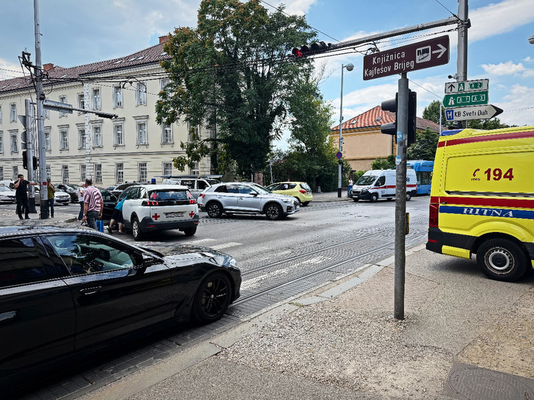 FOTO Prometna u širem centru Zagreba, tramvaji stali. Stvara se gužva