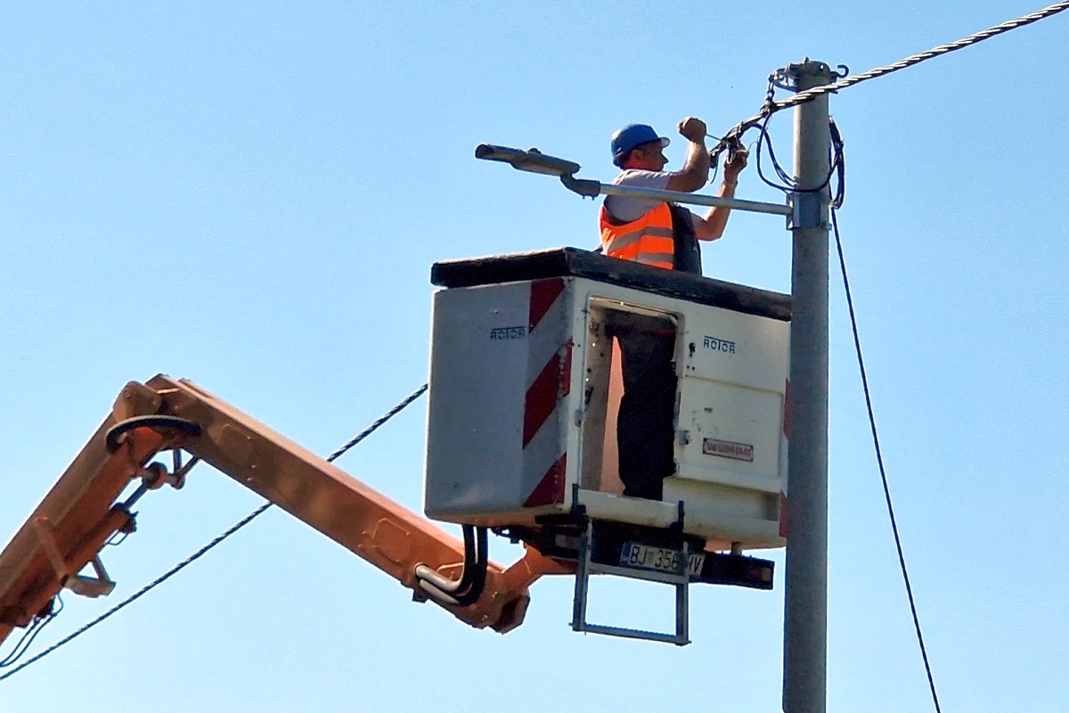 Počelo postavljanje pametne javne rasvjete u Bjelovaru