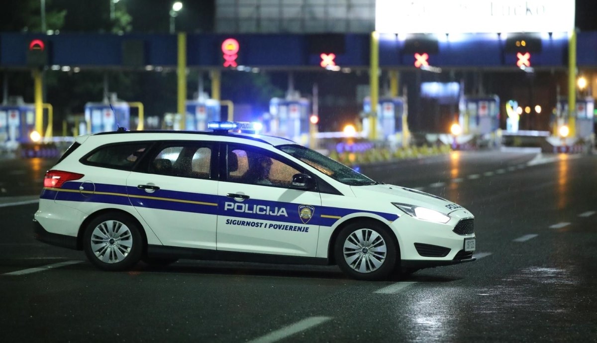 Probio rampu na naplatnoj postaji i pobjegao sa sedmero stranaca