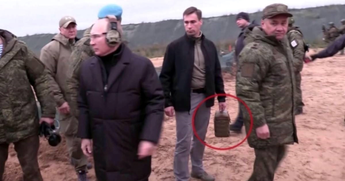 VIDEO Putin snimljen s nuklearnom aktovkom?