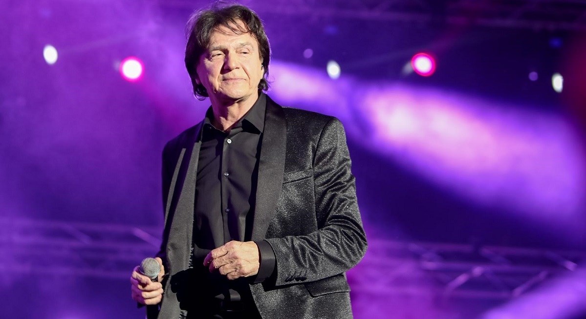 Zdravko Čolić je na početku karijere pjevao na engleskom i njemačkom. Zvao se Dravco