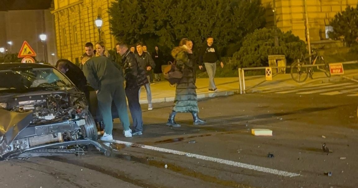 Pijan u centru Zagreba prošao kroz crveno, zabio se u drugi auto, semafor, stup, znak