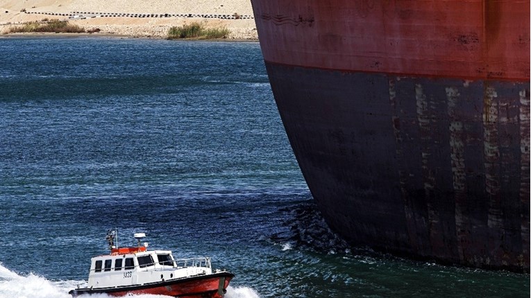 Golemi brod blokirao Sueski kanal. Nastao kaos, već ga satima pokušavaju pomaknuti