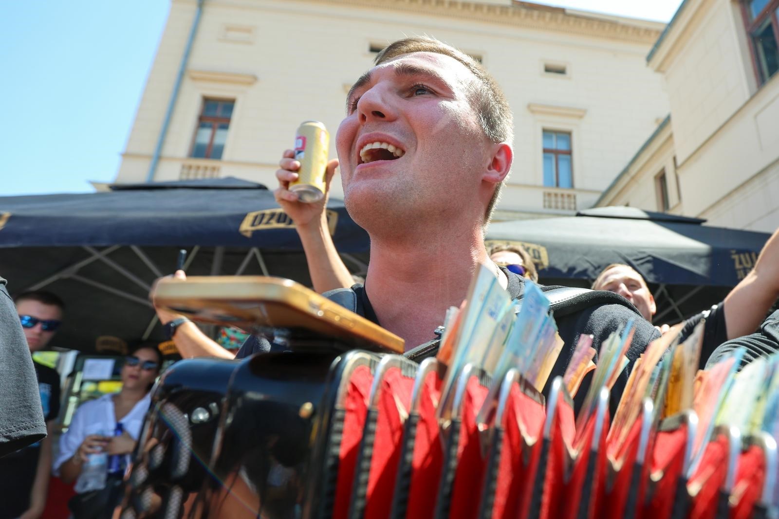 Harmonikaš dobro zaradio svirajući Thompsonovim fanovima na Glavnom kolodvoru