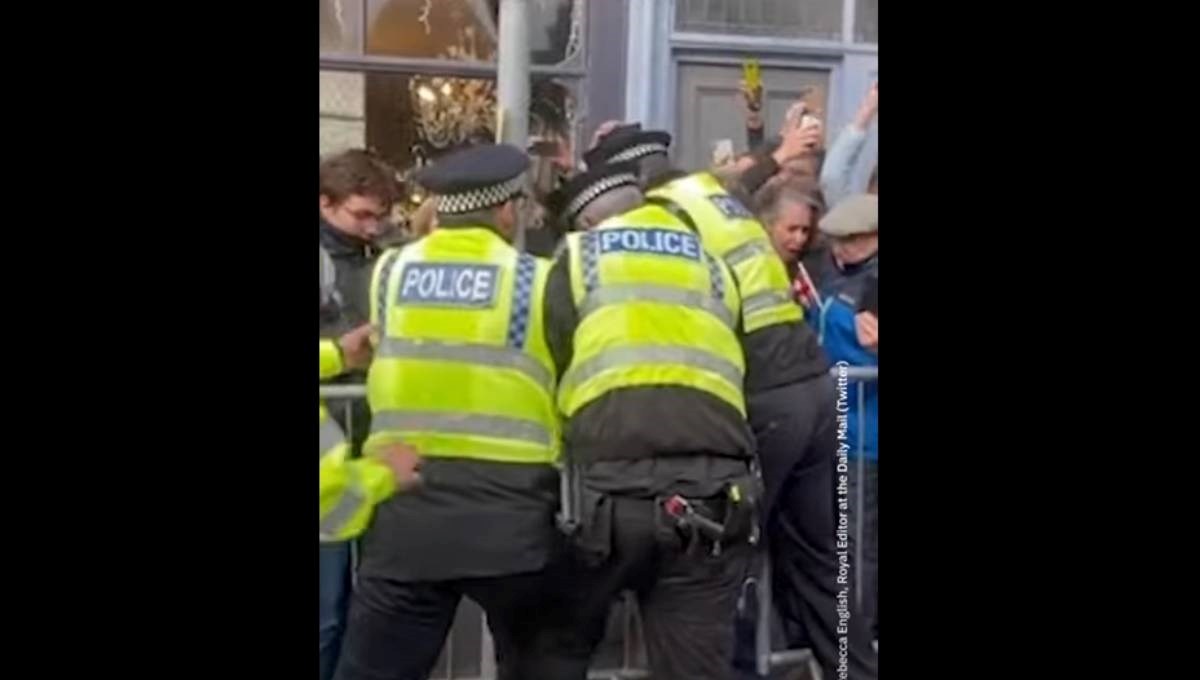 VIDEO Kralja Charlesa gađali jajima, policija privela muškarca