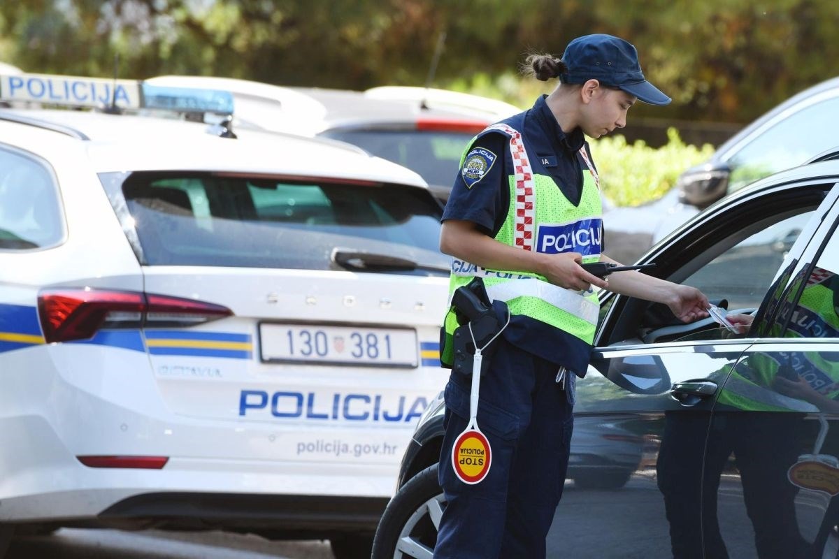 U Poreču se muškarac zabio u rubnjak i reklamu pa napuhao 1.69 promila