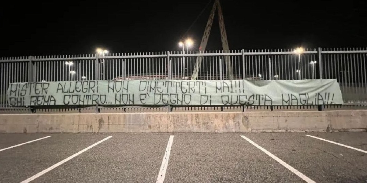 Juventus tone. Pred stadionom se pojavila poruka treneru