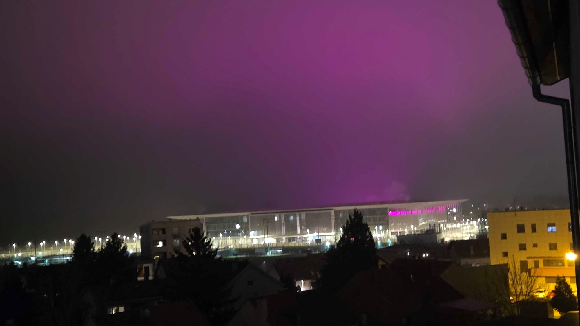 Nebo iznad Osijeka ponovno obasjala ljubi&#x10D;asta svjetlost