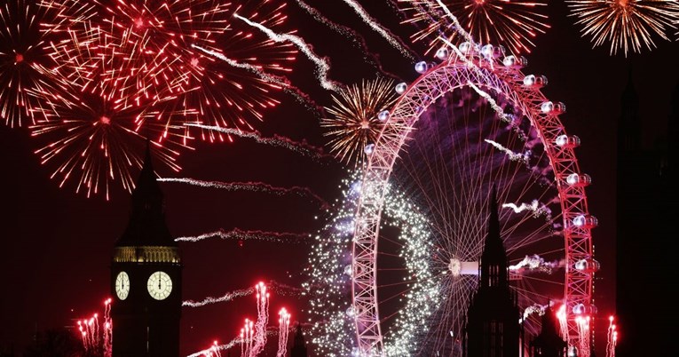 Unatoč lošem vremenu London za doček imao spektakularan vatromet. Pogledajte fotke