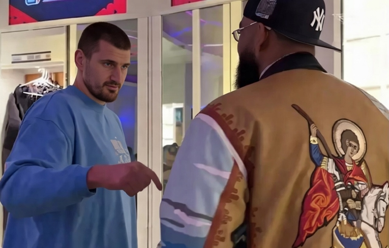 VIDEO Jokićeva reakcija na Townsovu jaknu sa Svetim Jurajem je viralna