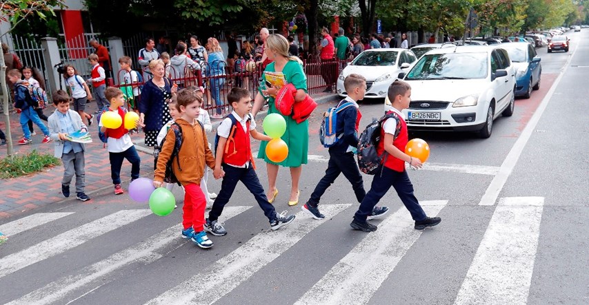 Na ulicama je puno više djece, evo kako ih naučiti pravilnom prelasku ceste