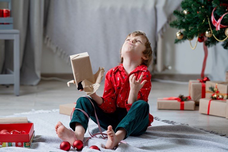 Psihoterapeut: Ljudi koji djeci kupuju previše poklona često kasnije uoče 3 problema