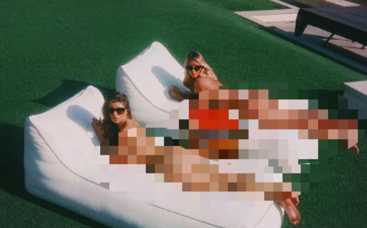 "Partnerica u karanteni": Plavuša koja je prekinula finale LP-a pozirala gola s frendicom