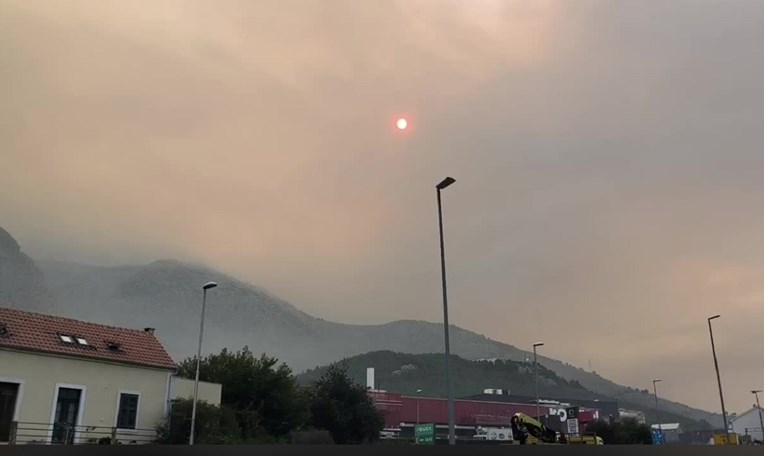 VIDEO Makarska upravo, puna je pepela i dima. "Djeluje oblačno, ali to je sve dim"