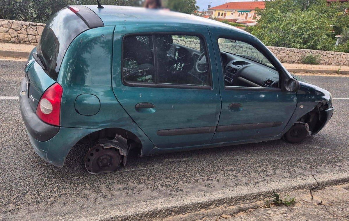 Uhićena vozačica koja je kod Šibenika vozila na felgama s otvorenim prtljažnikom