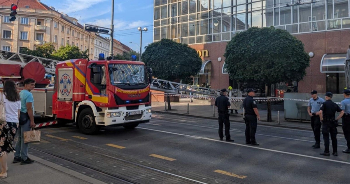 FOTO I VIDEO Staklo sa Sheratona palo na ulicu