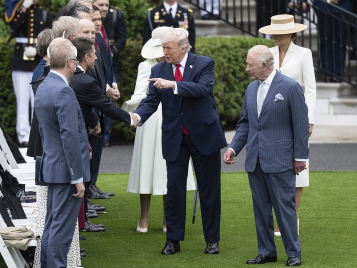 VIDEO Ovako se Trump ubacio u red za rukovanje ispred kraljevskog para