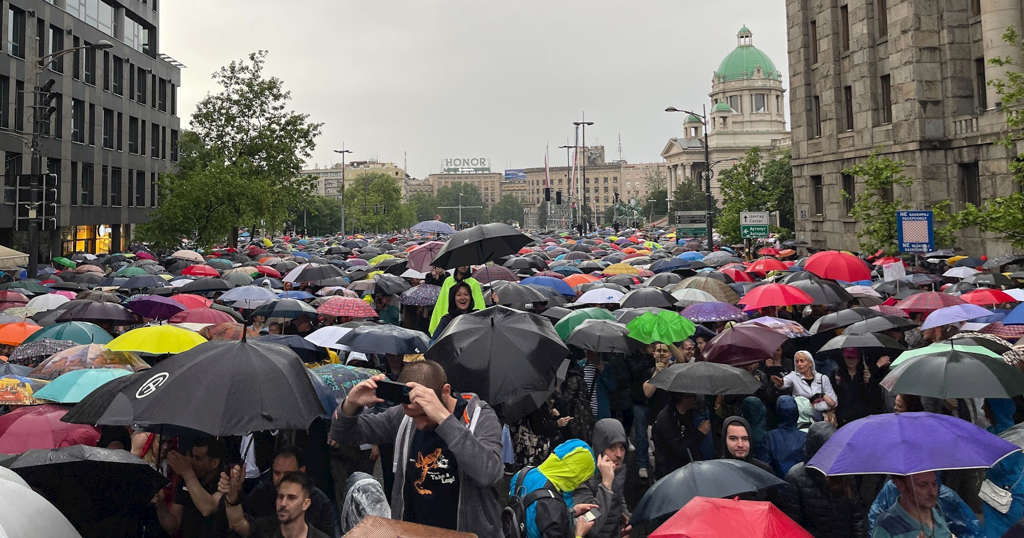 Golem prosvjed Vučićevih protivnika u Beogradu, okružili RTS. Spriječen incident