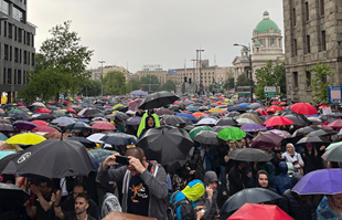Golem prosvjed Vučićevih protivnika u Beogradu, okružili RTS. Spriječen incident