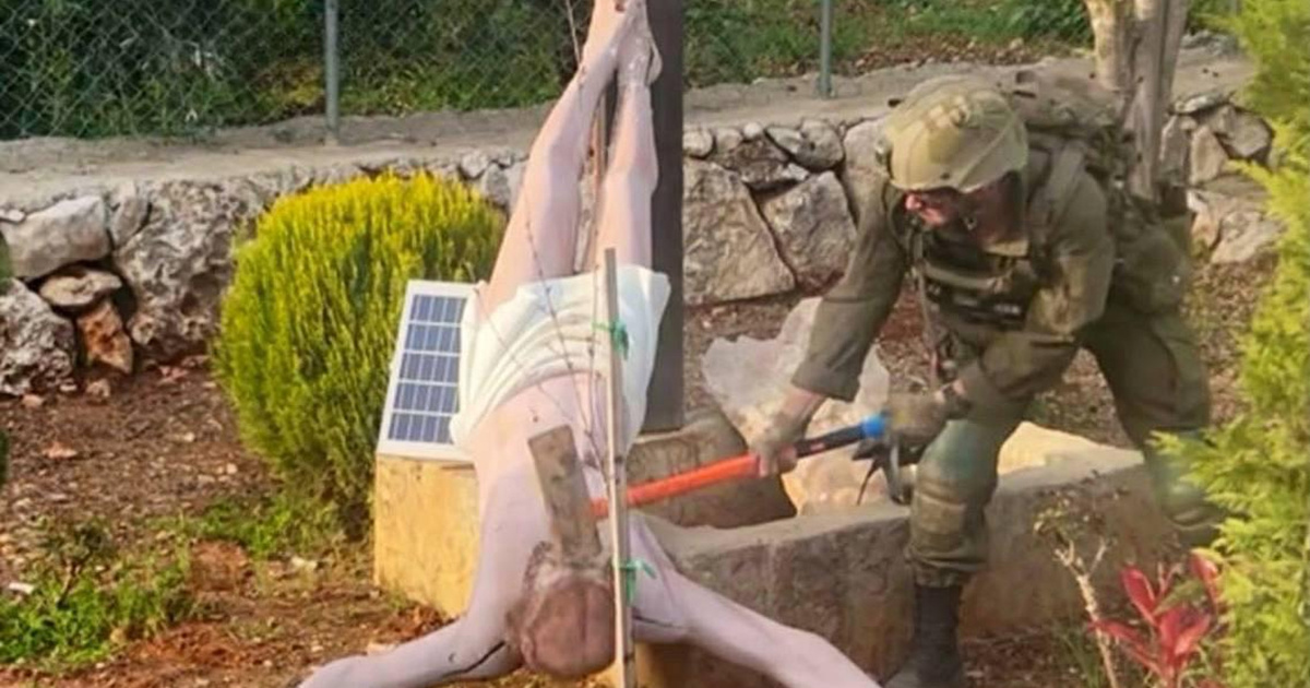 FOTO Izraelski vojnik čekićem razbio kip Isusa