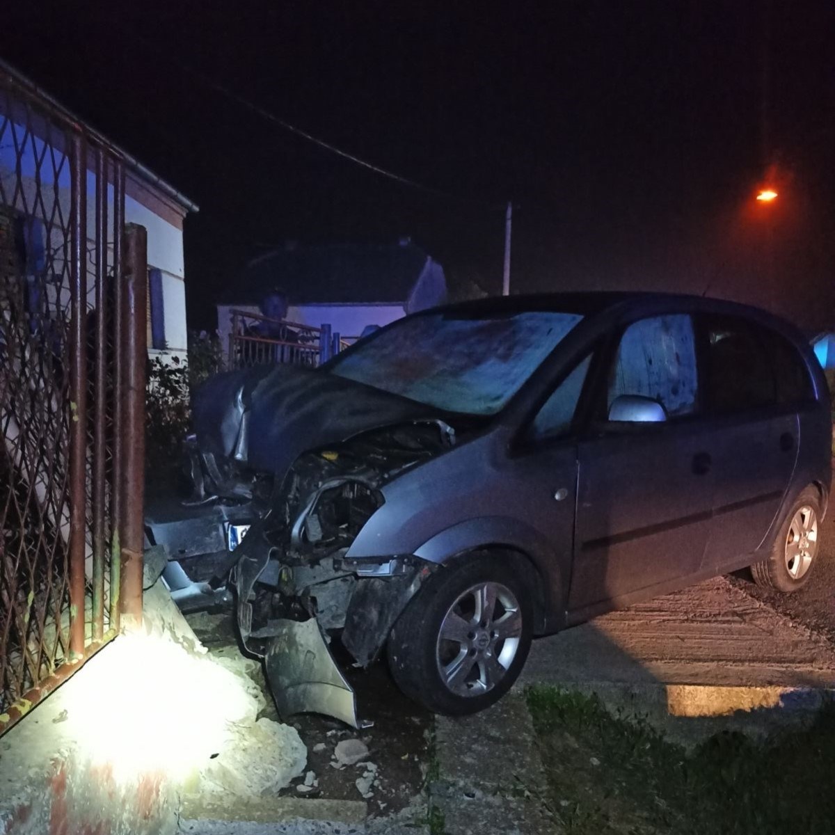 Auto kod Osijeka sletio s ceste i udario u ogradu, jedna osoba poginula