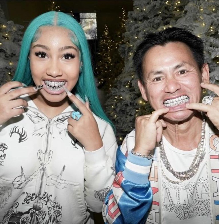 Kći (12) Kim Kardashian nosi dijamantni grillz, ljudi: "Ovo je za socijalnu službu"