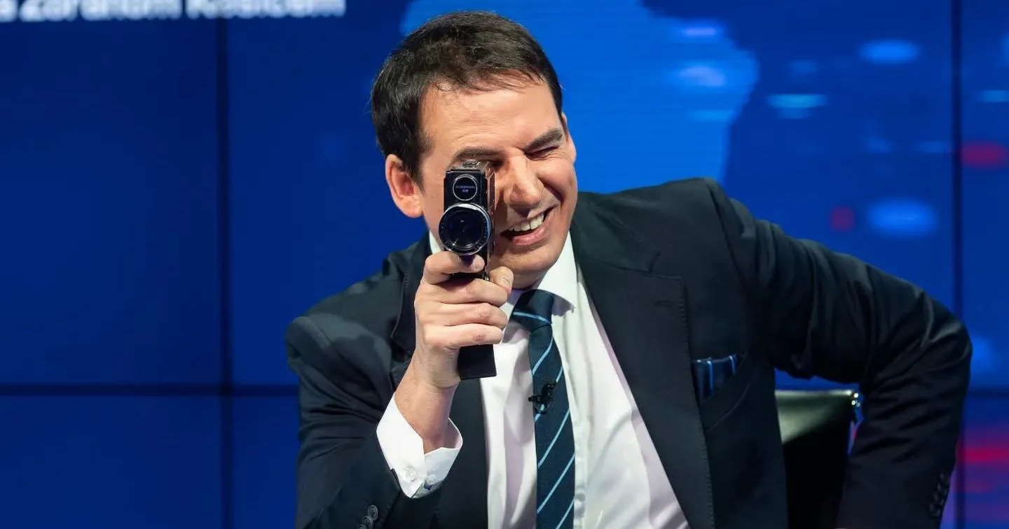 Vučićev skup prenosilo 46 televizija. Novinarima koji ga kritiziraju sve teže