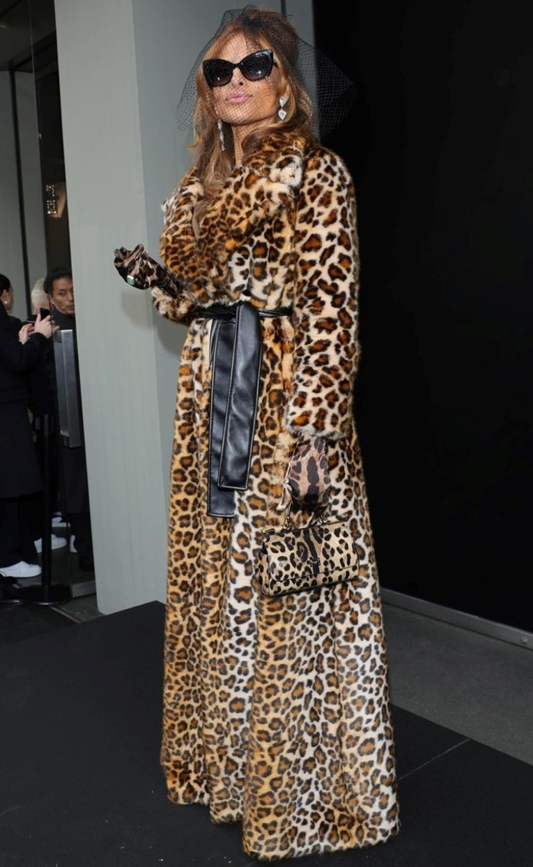 Eva Mendes pojavila se na reviji obučena u stilu žene mafijaša. Ljudi pišu: Kraljica