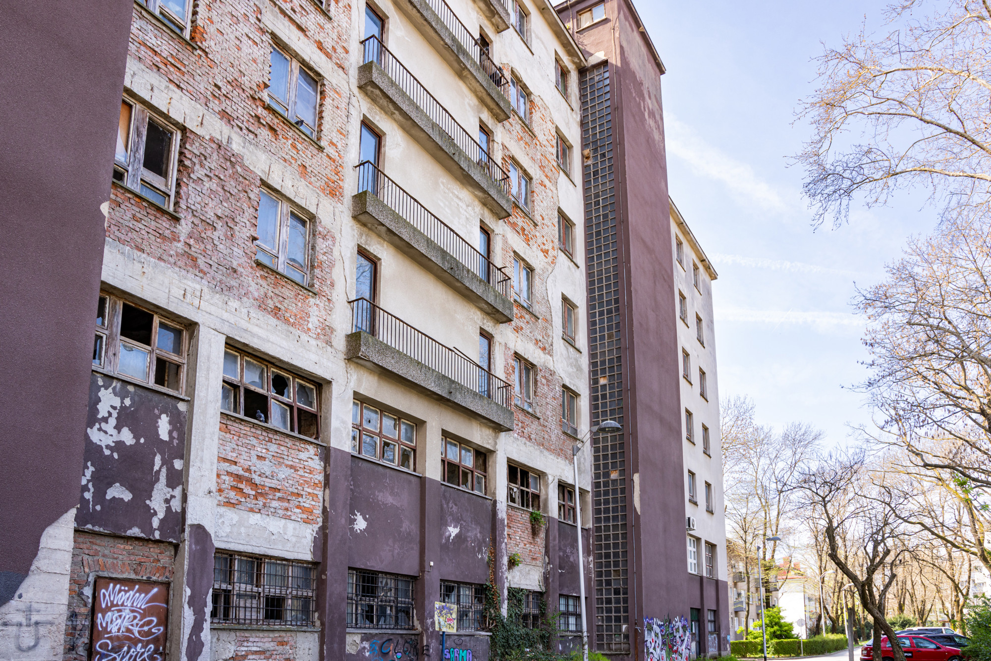 Bivši hotel u Zagrebu trune, u njemu su bespravni stanari. "Kako uopće žive tu?"