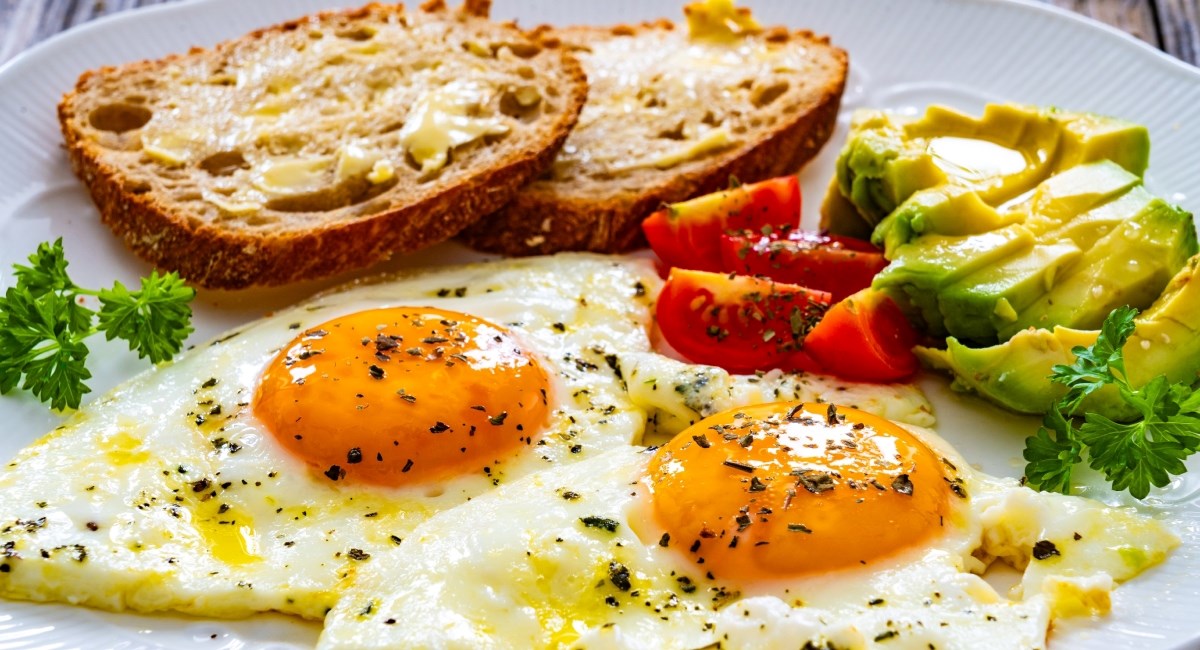 Tajna savršenih jaja na oko: Tri kuhara otkrila ključan sastojak, imate ga u kuhinji