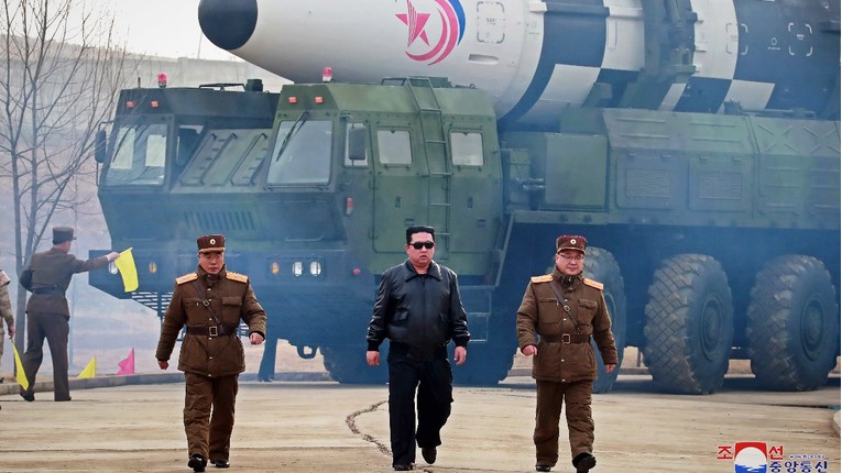 Kim Jong-un promatrao probno ispaljivanje projektila