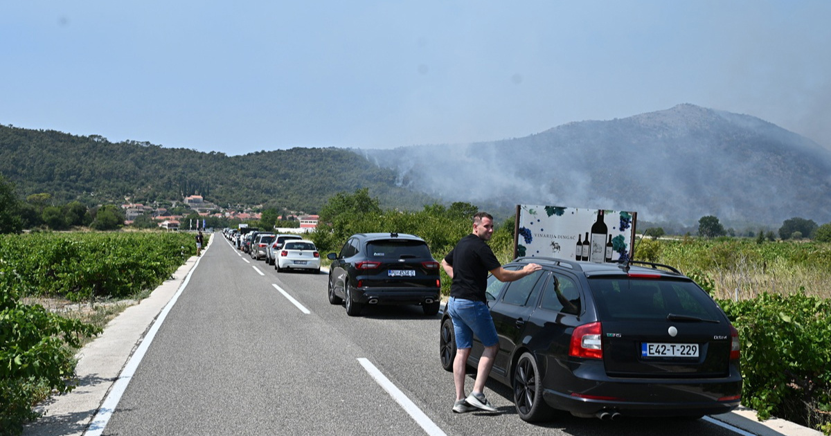 Bačić: Na požarište na Pelješcu upućene sve dostupne vatrogasne snage