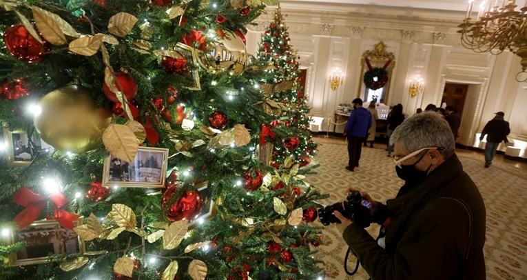 Bideni pokazali božićno drvce, među ukrasima se našla i fotografija omraženog para