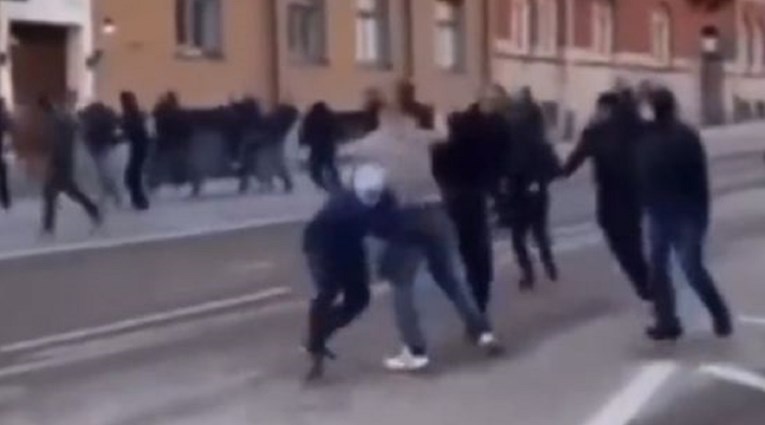 VIDEO Juriš, cipelarenje na cesti i urlici. Brutalni fajt huligana usred Stockholma