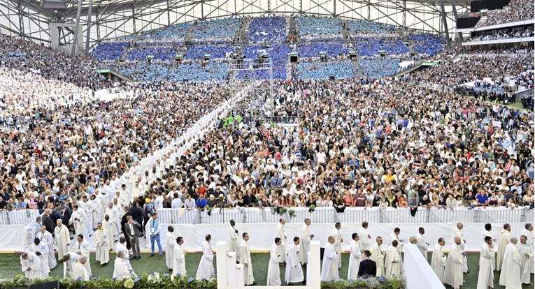 Papa u Marseilleu održao misu pred 60.000 ljudi, pozvao vjernike da prihvate migrante
