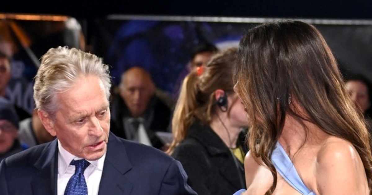 Fotka na kojoj Michael Douglas gleda poprsje supruge Catherine Zeta-Jones postala hit