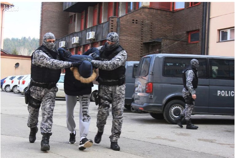 Uhićen policijski načelnik i dvojica policajaca u Tuzli. Krivotvorili su isprave