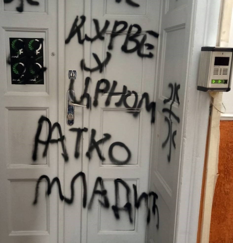 Grafiti podrške Ratku Mladiću pred uredom Žena u crnom: "Vučić koristi fašiste"