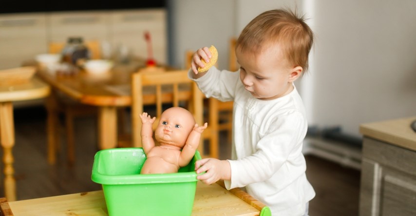 Zašto djeca vole svlačiti lutke? Ova psihologinja ima zanimljivo objašnjenje