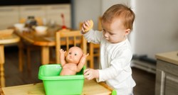 Zašto djeca vole svlačiti lutke? Ova psihologinja ima zanimljivo objašnjenje