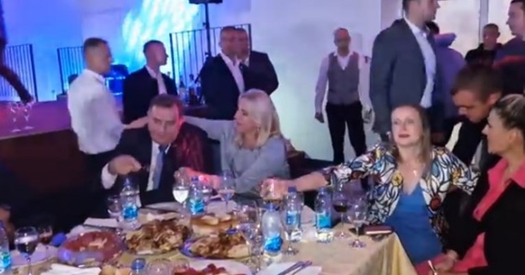 Snimka Dodika i njegove kandidatkinje je hit na internetu: "Jedi, medo, ljubavi moja"