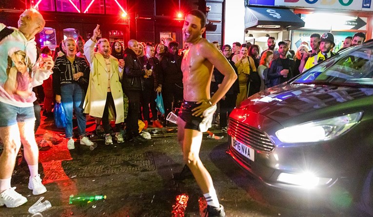 U Velikoj Britaniji ponovo otvoreni pabovi, ljudi pili i plesali po ulicama