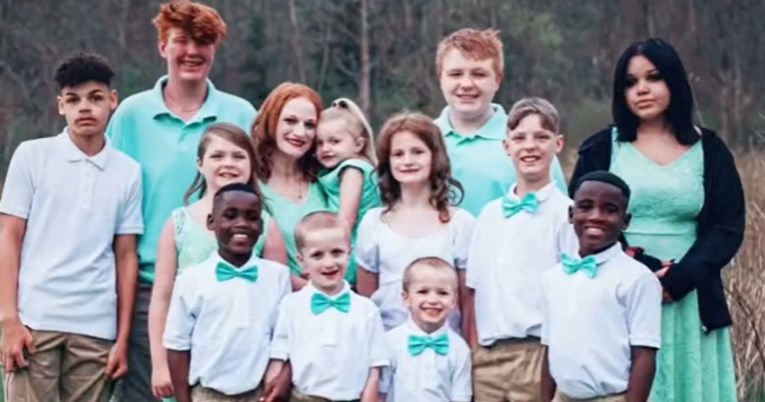 Mama desetero djece odgaja posvojene blizance i biološkog sina kao trojke