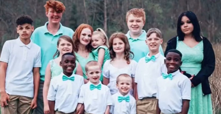 Mama desetero djece odgaja posvojene blizance i biološkog sina kao trojke