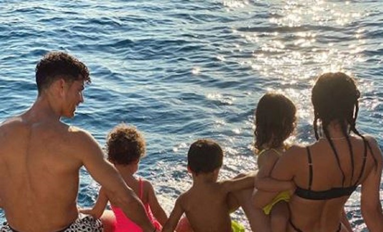 Georgina objavila obiteljsku fotku, pažnju ukrala njezina stražnjica u tangama