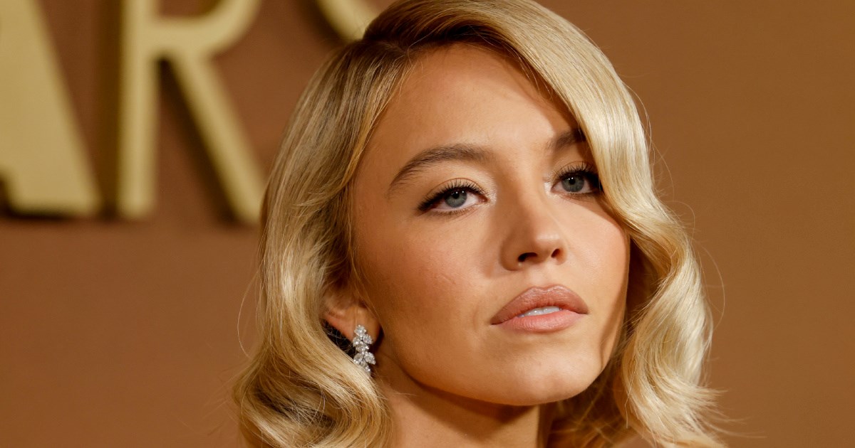 Sydney Sweeney ukrala svu pažnju u crvenoj minici i bundici