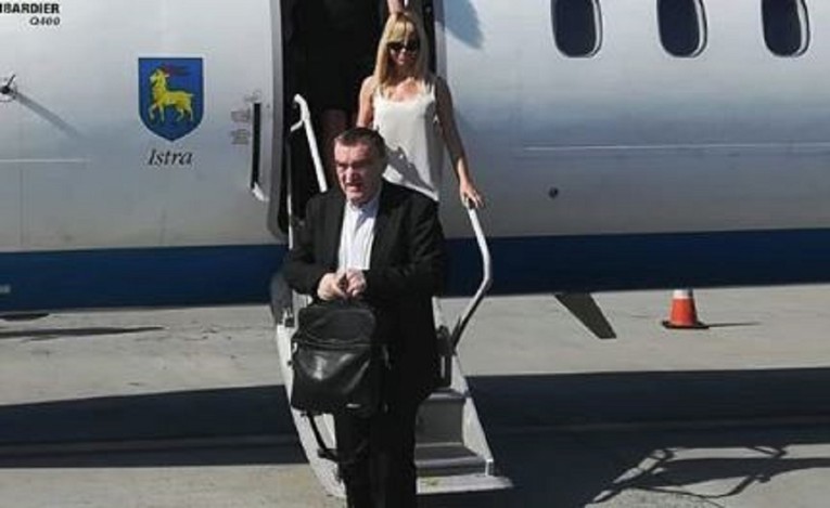 Mila Elegović srela je kardinala Bozanića pa bacila foru i nasmijala fanove