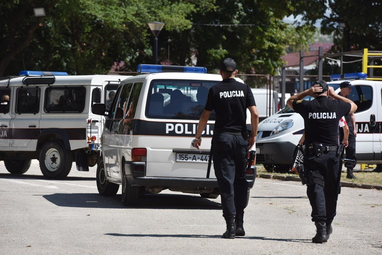 Mladići se BMW-om zabili u krave kod Livna. Jedan od putnika (18) je preminuo